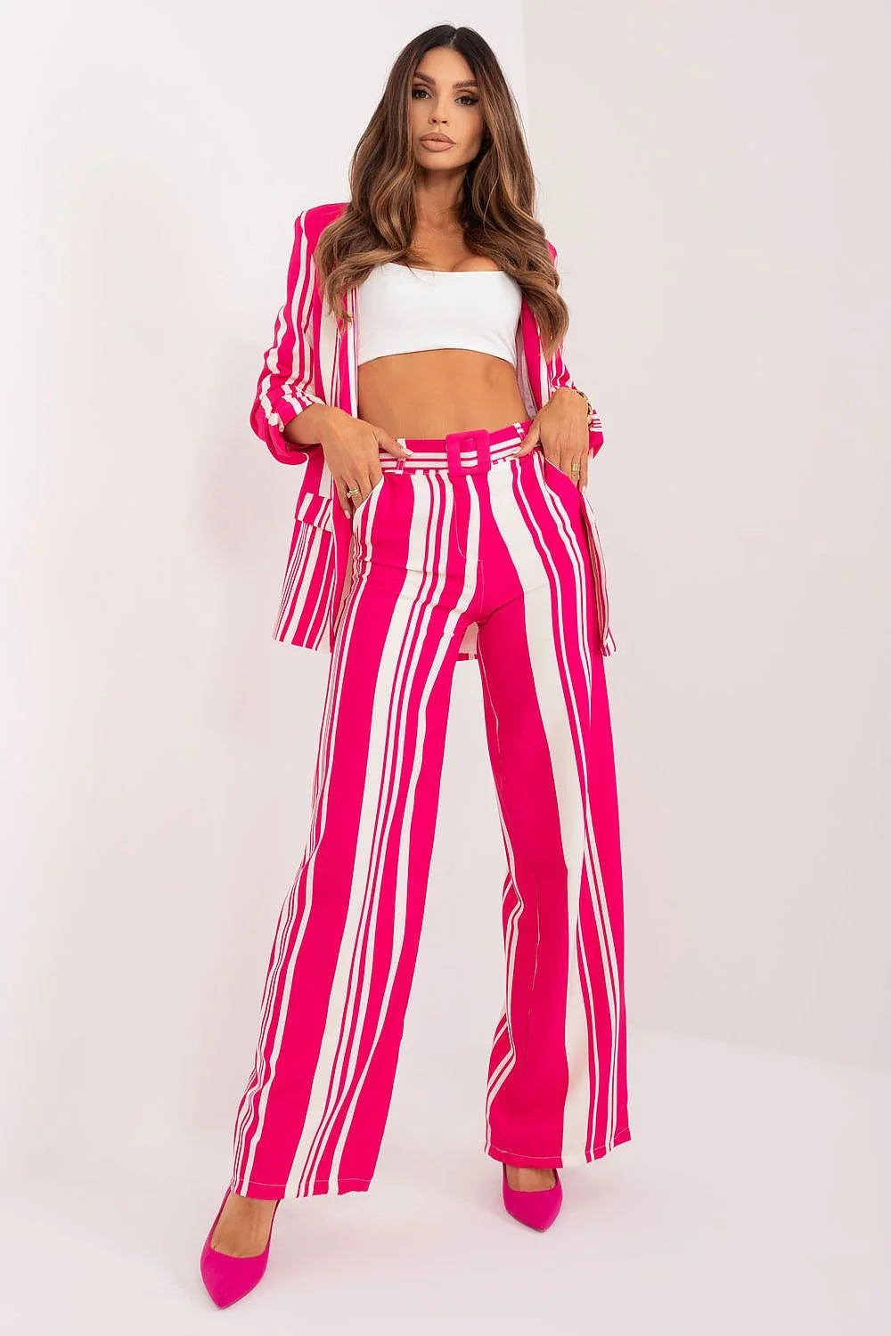 ensemble tailleur femme blazer oversize pantalon taille haute palazzo rayures verticales fuchsia blanc ceinture boucle recouverte tissu léger moderne audacieux