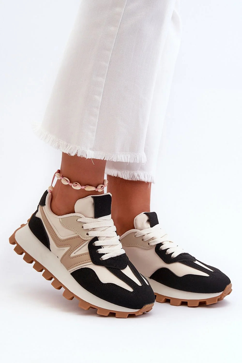 Chaussures de sport design moderne élégant couleurs neutres cuir écologique confort femme hauteur 5.5 cm semelle amortie piano baskets daily style