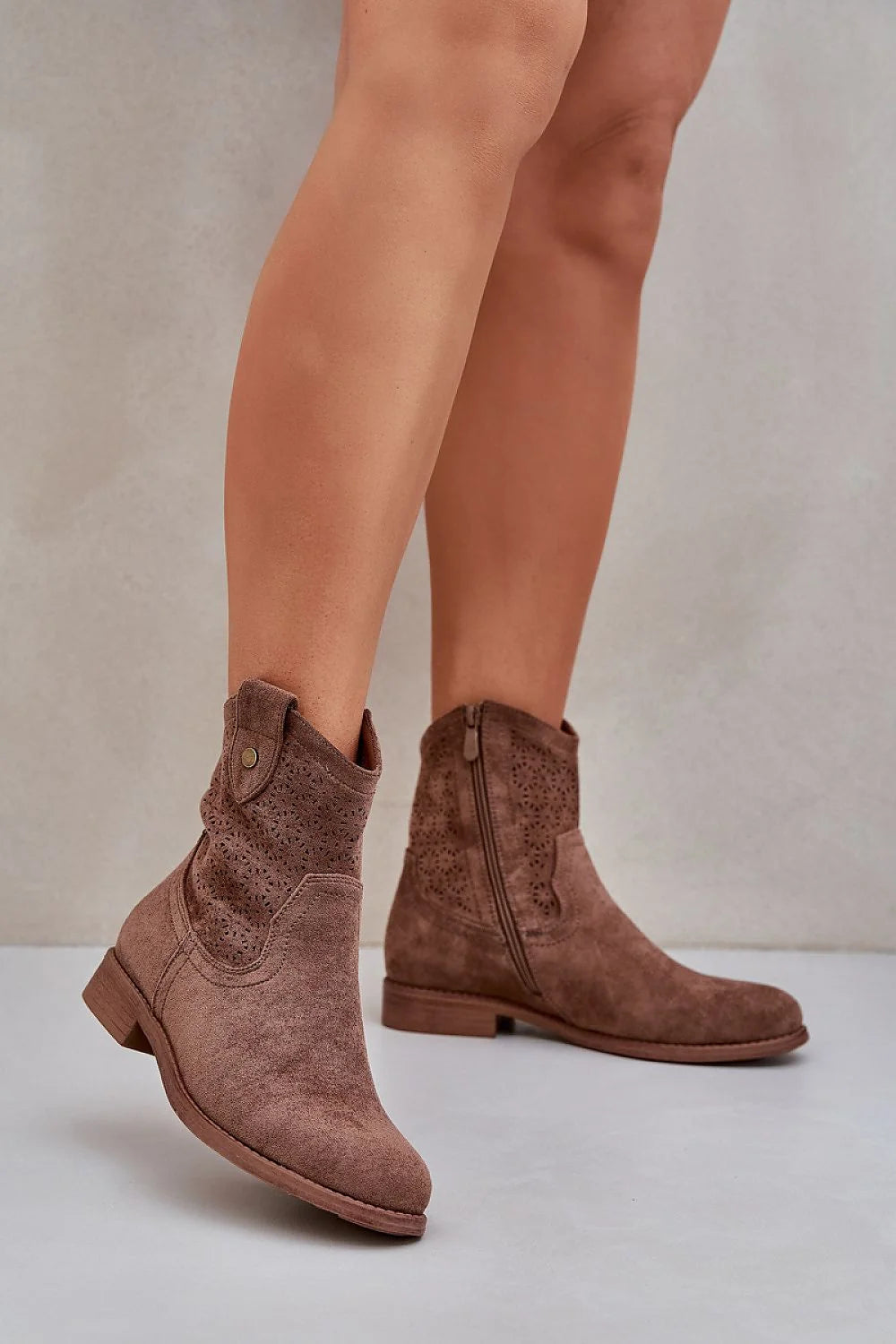 bottines femme cheville suédine écologique taupe western moderne talon bas carré perforées découpe laser fermeture éclair latérale zippées bouton pression