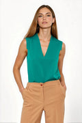 blouse viscose satinée soyeuse vert émeraude décolleté profond épaules découpées coupe droite légèrement cintrée tombé élégante office chic