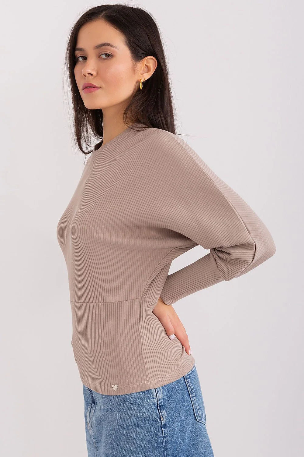 Pull taupe femme style épuré tricot côtelé coupe ample épaules tombantes manches longues col rond finitions soignées
