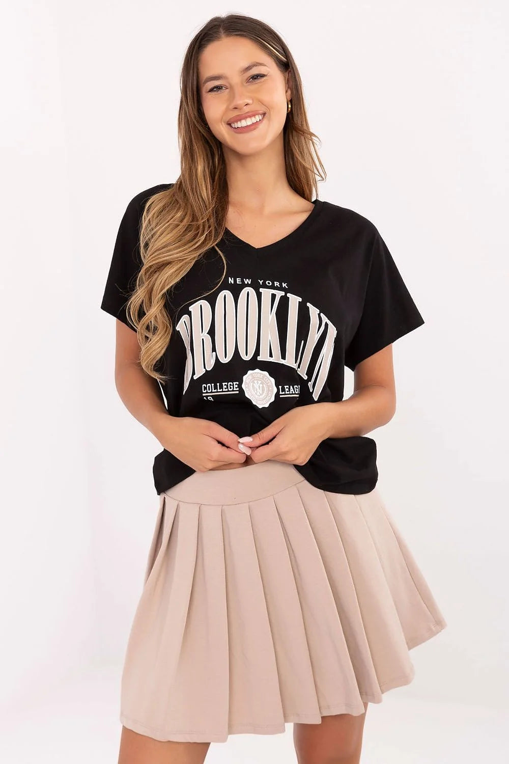 ensemble décontracté femme tshirt oversize noir jersey encolureV imprimé blanc manches courtes jupe plissée courte beige taille haute