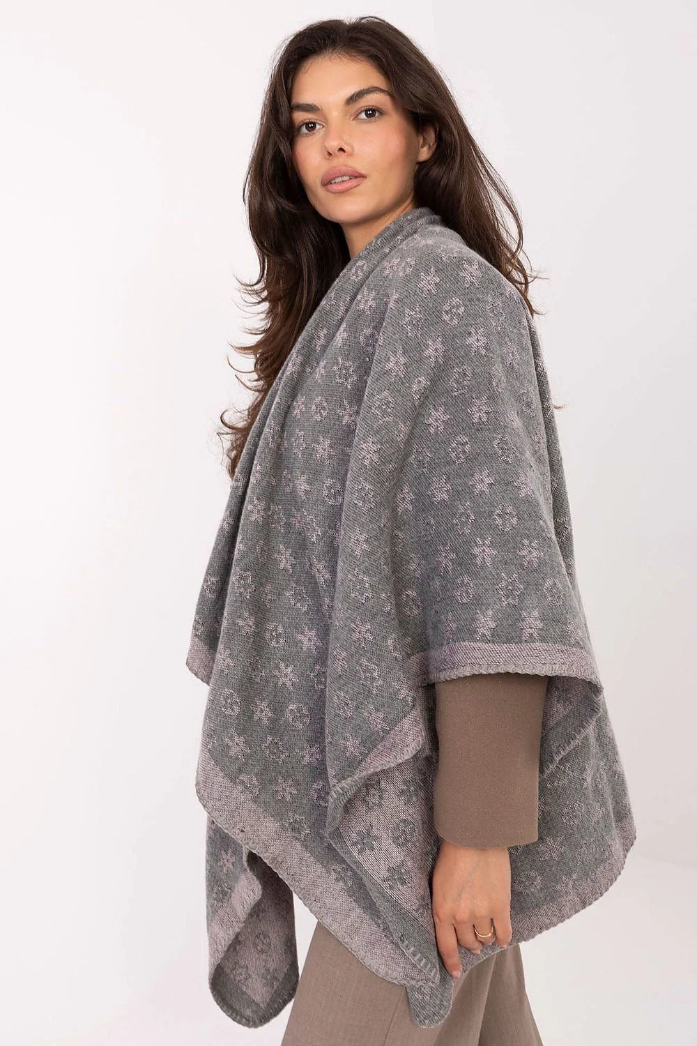 poncho femme acrylique maille jacquard gris anthracite motifs floraux étoiles rose pâle coupe oversize drapée asymétriques bords contrastés