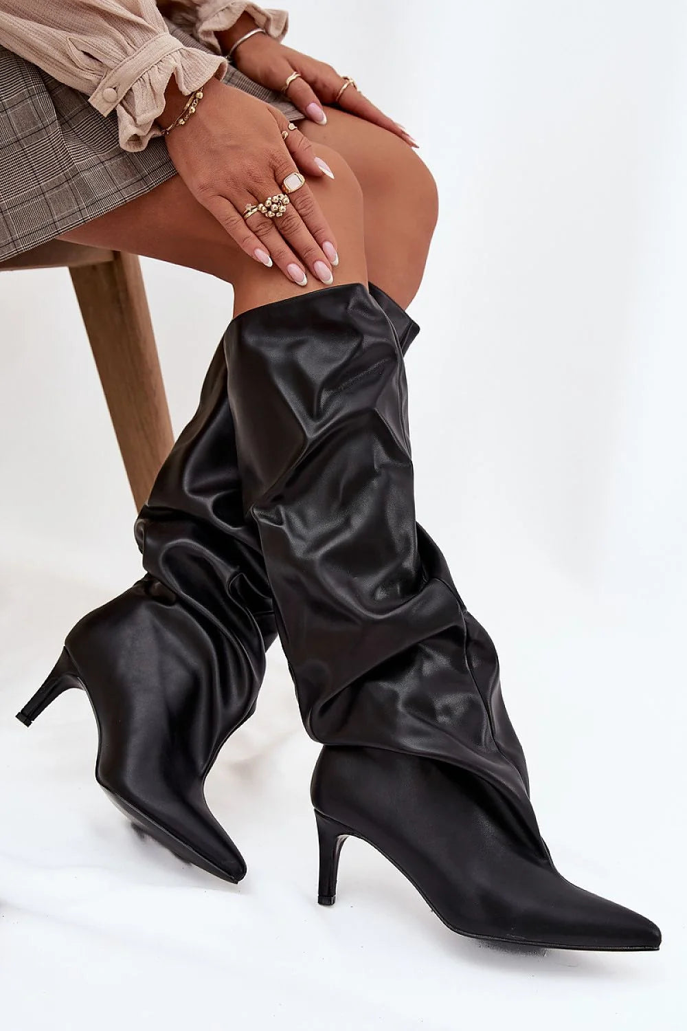 bottes hautes femme simili cuir noir tige froncée effet slouch bout pointu talon effilé moyen finition brillante coupe ajustée cheville
