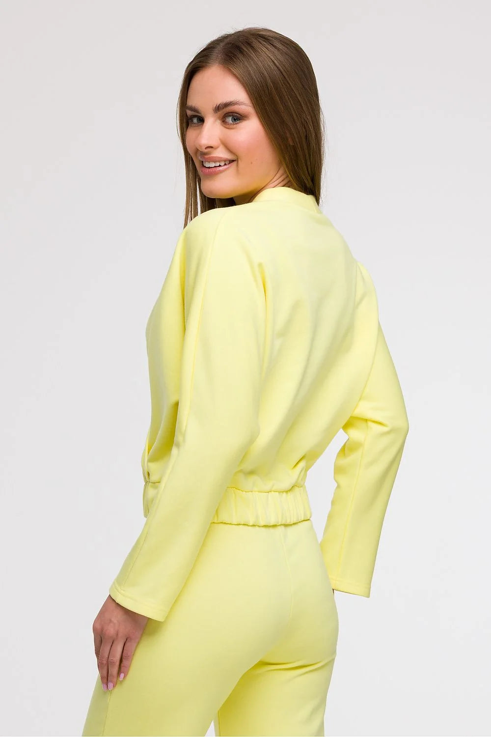 Tenue mode femme cache-cœur V profond manches longues taille élastiquée pantalon haute slim fit couleur jaune pastel matériaux doux stretchables