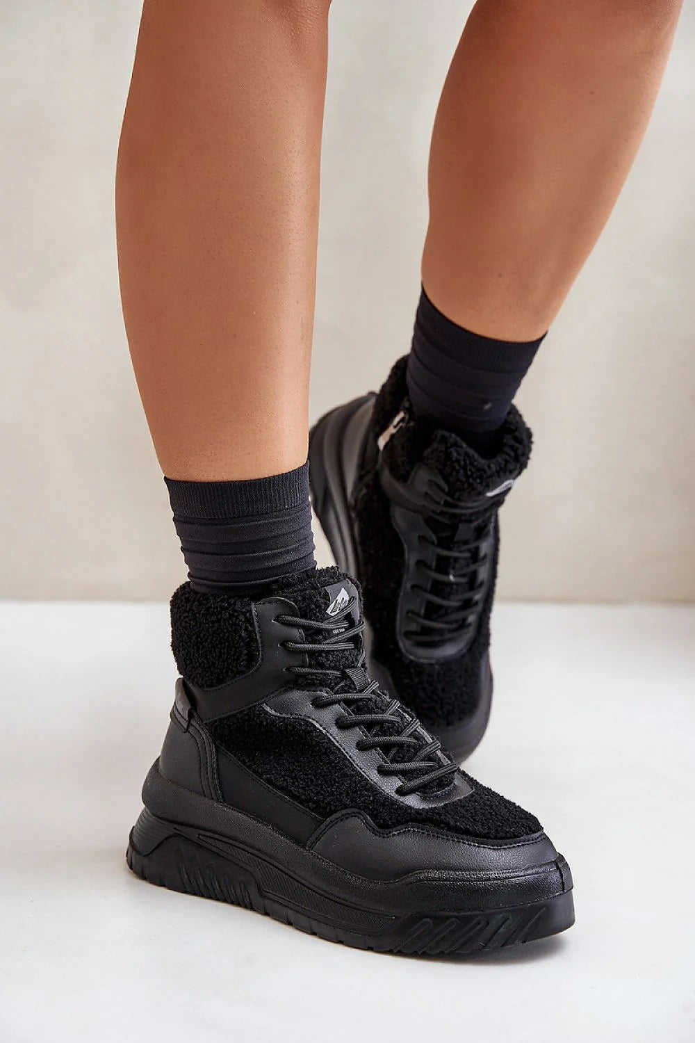 Bottines noires pour femmes design moderne urbain confort élégance cuir synthétique tissu bouclé semelle épaisse caoutchouc motifs traction plateforme laçage fermeture éclair rembourré(details précision) lacet noir