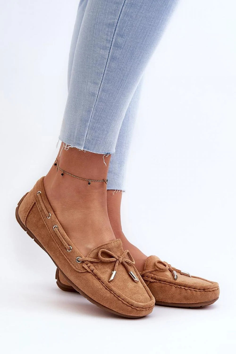 mocassins femme classique éco suède camel clair nœud décoratif embouts métalliques surpiqûres semelle gomme antidérapante confortable respirante perforée