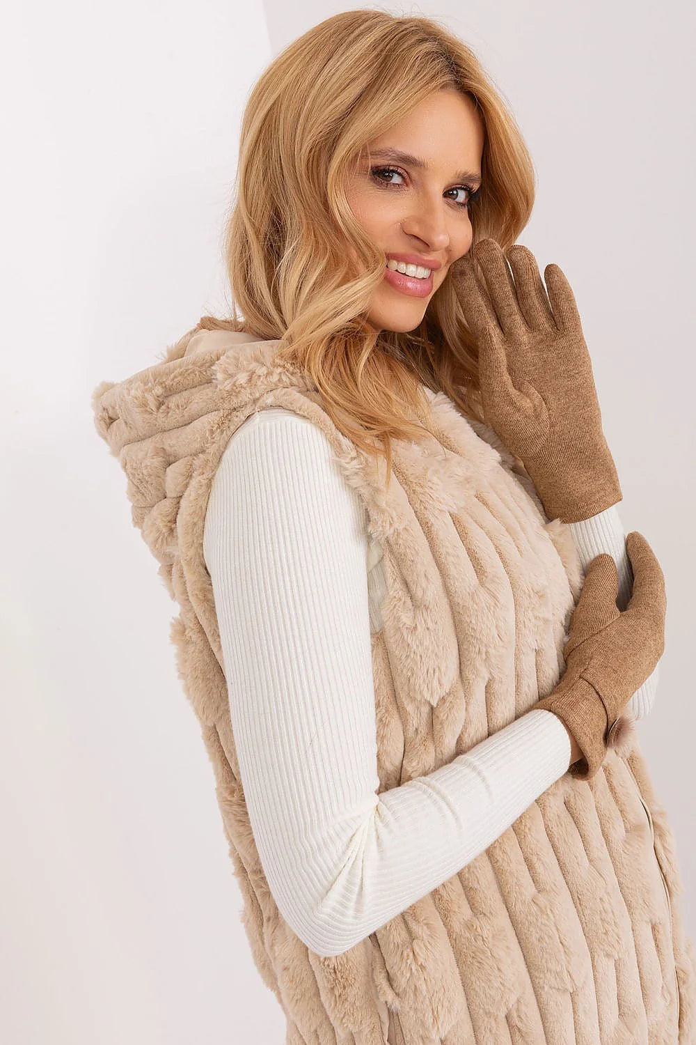 Gants élégants tricotés femmes couleur camel pompons fourrure polyester coton elasthanne gilet fausse fourrure beige ouvert sans manches