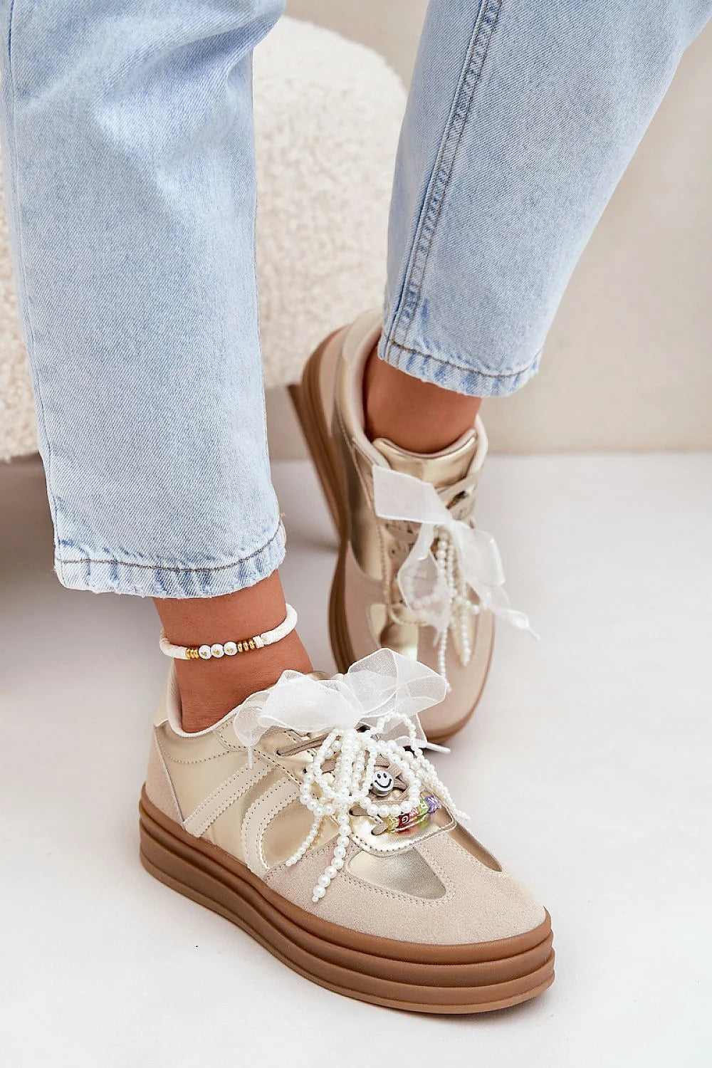 Chaussures de sport féminines modernes élégantes cuir synthétique doré textile beige perles nœud organdi semelle compensée confortable mode tendance