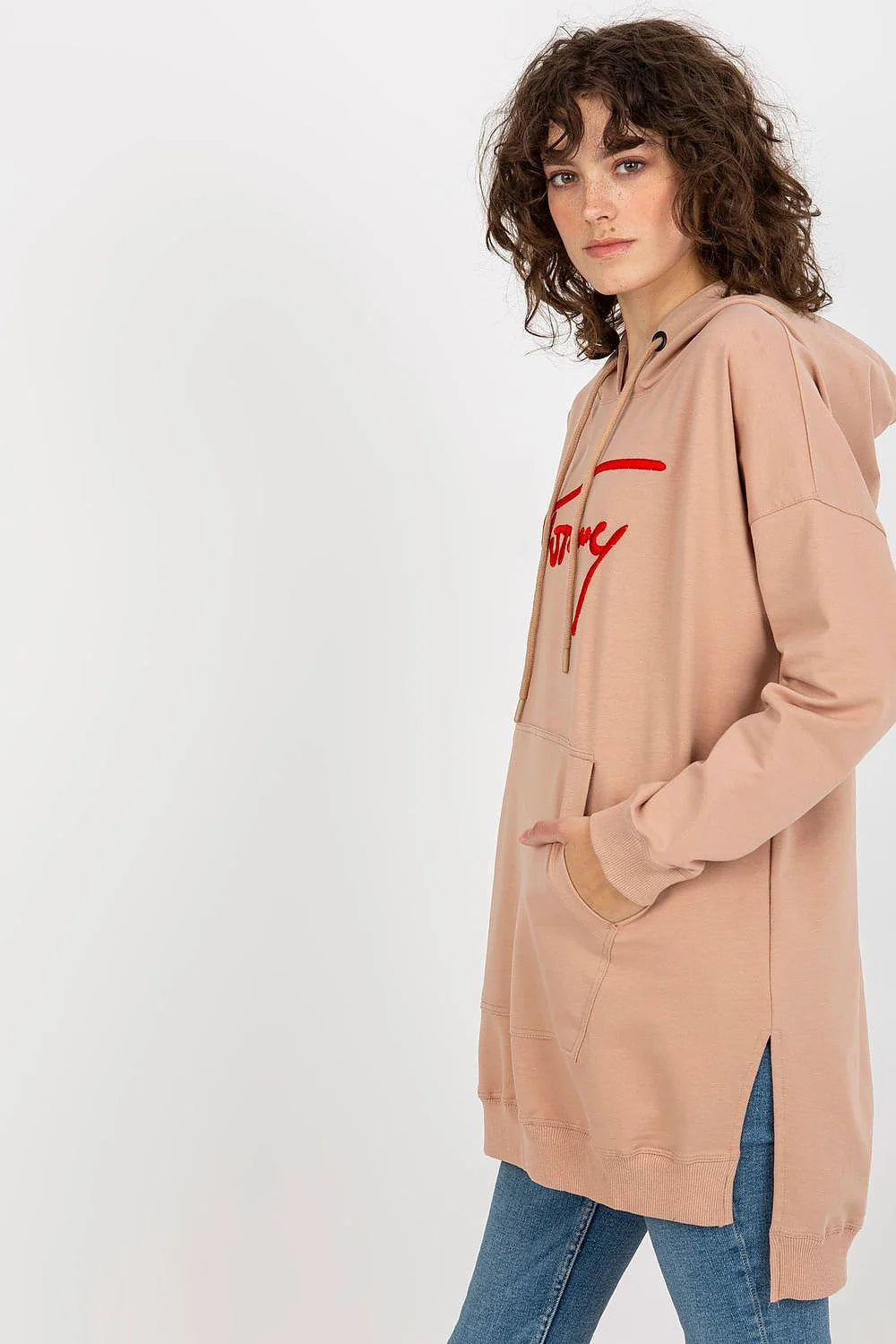 Sweatshirt à capuche oversize pour femmes, design moderne, beige, logo rouge, kangourou, côtés fendus, coton polyester élasthanne