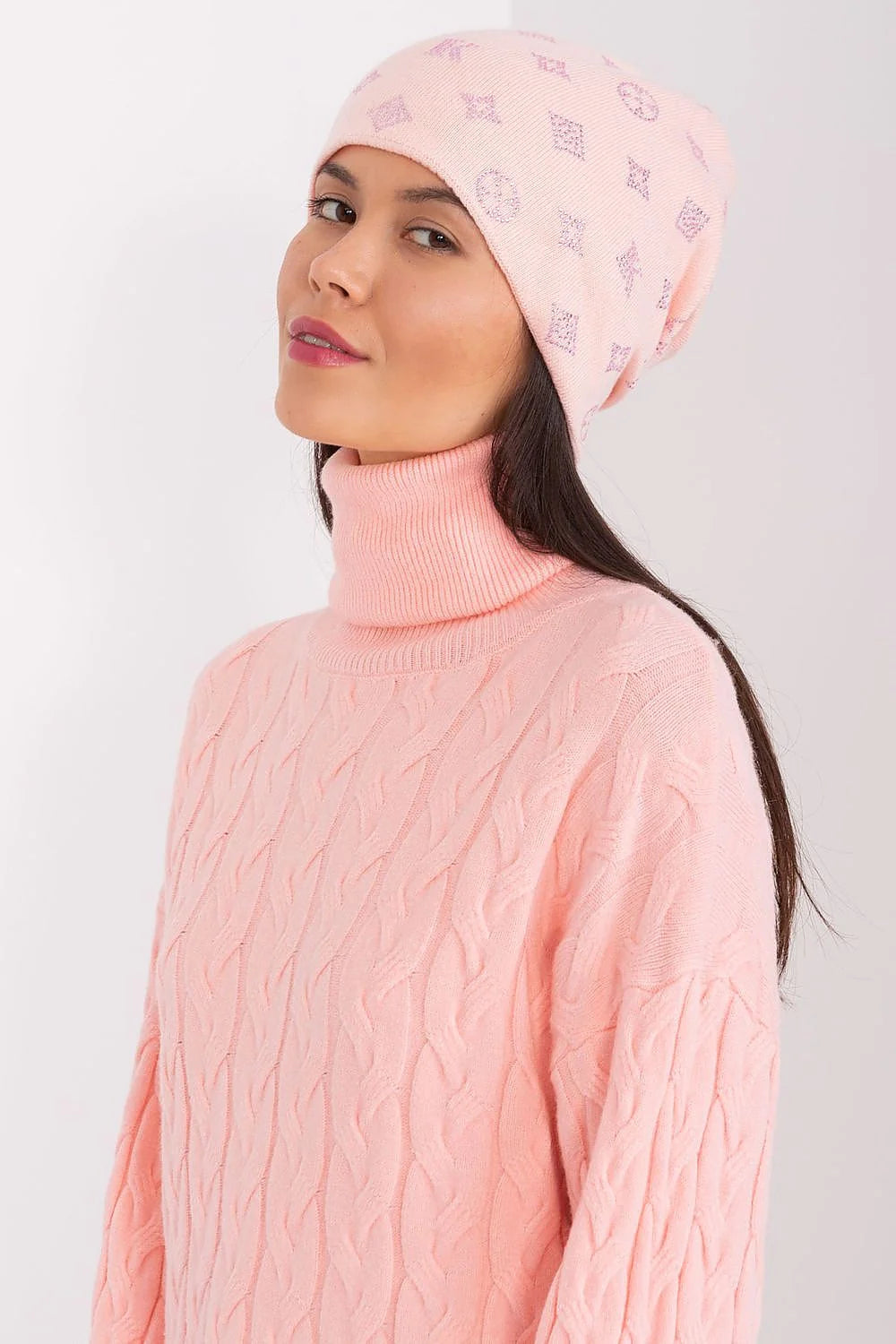 Bonnet et pull en cachemire rose pastel motif jacquard style féminin hiver élégant pour femme