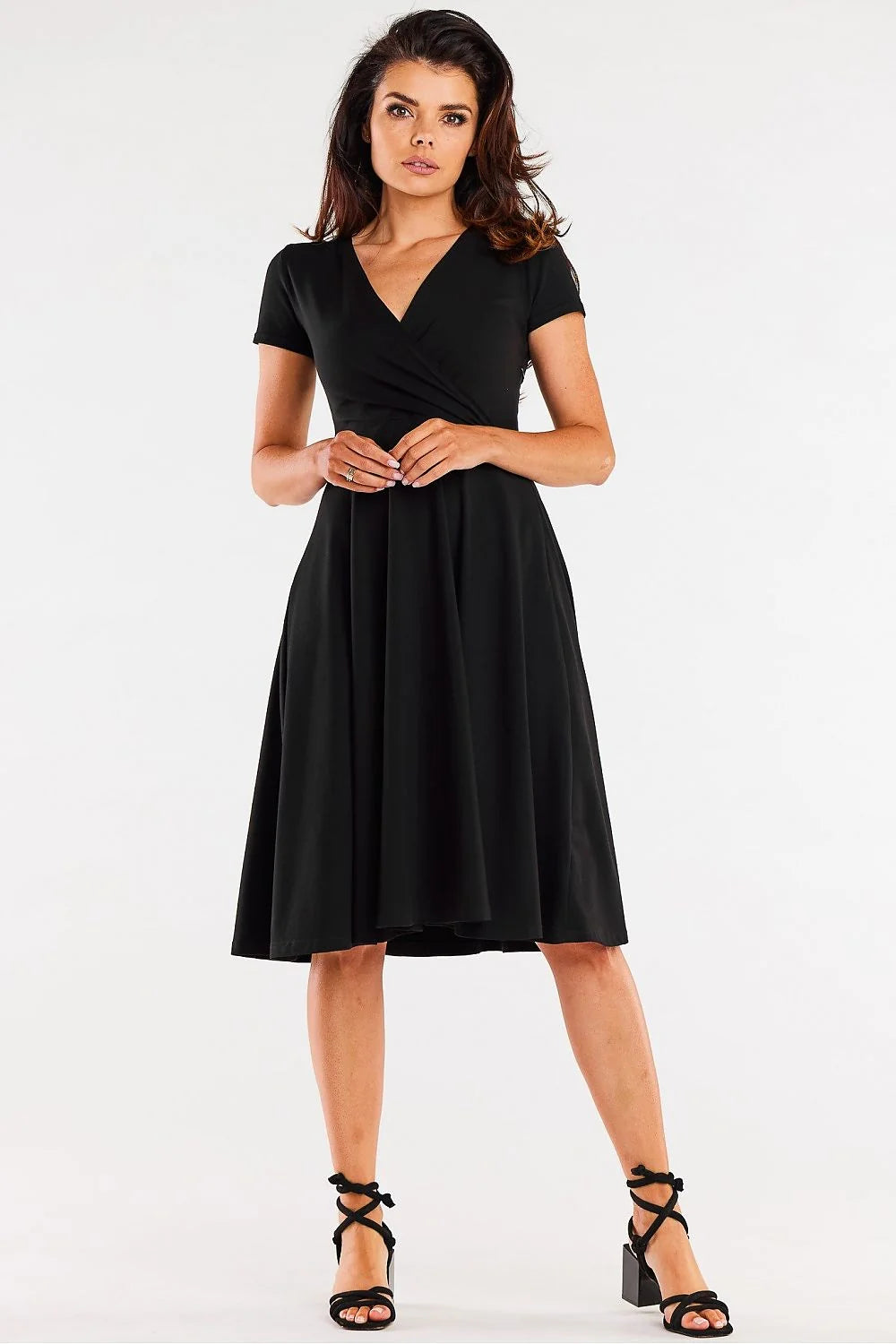 robe midi noire cache coeur manches courtes taille marquée jupe évasée tissu fluide extensible tombé chic polyvalente bureau soirée cérémonie