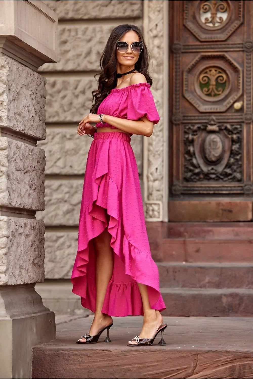 Robe femme design élégant moderne volants audacieux couleur rose vif coupe asymétrique manches bouffantes silhouette fluide