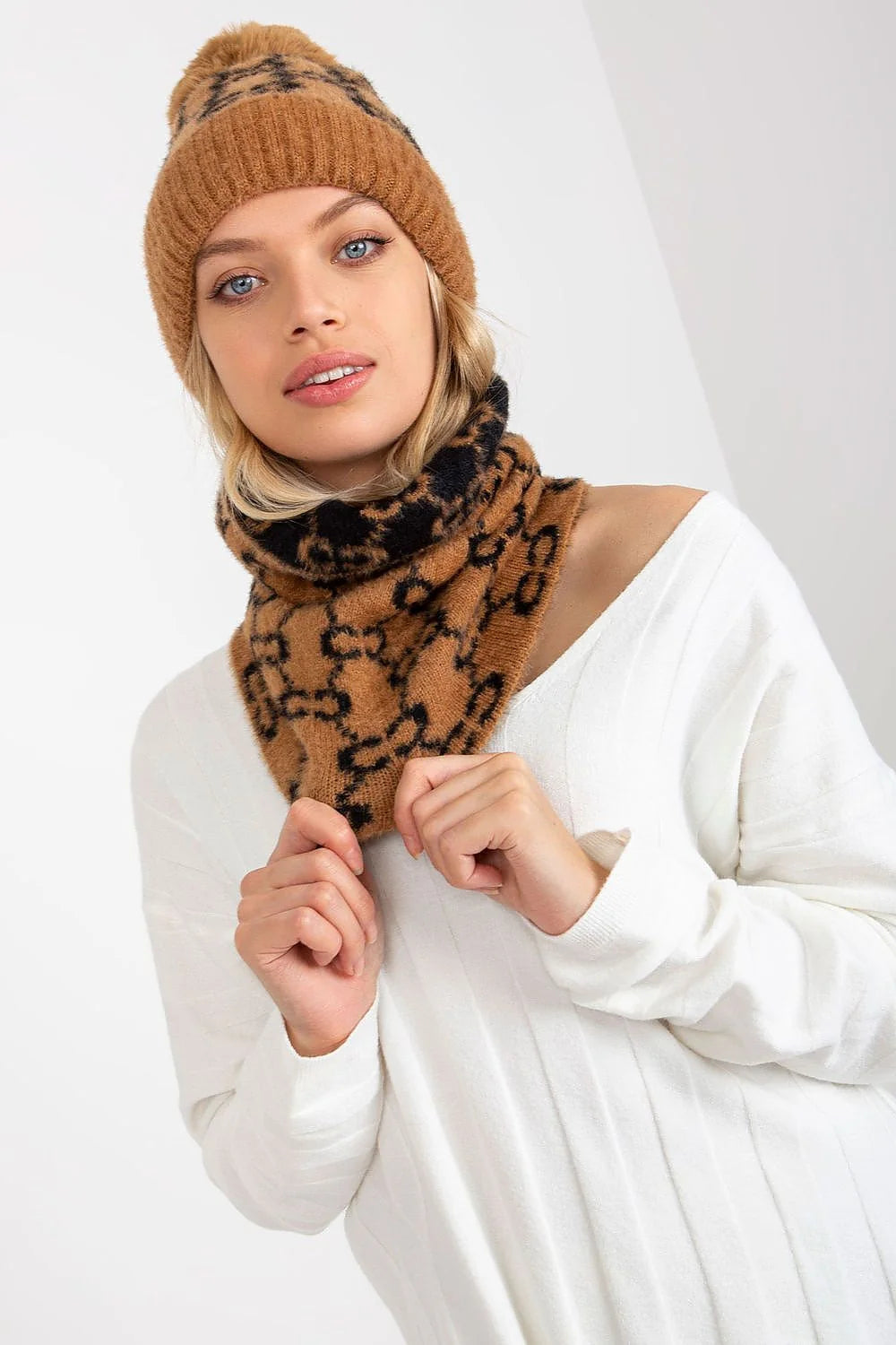 snood tubulaire animalier caramel noir bonnet pompon côtelé pelucheuse douce chaude isolante acrylique durable ajusté élégant moderne chic