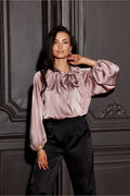 Chemisier Roco Fashion en satin manches longues bouffantes élastique nœud col lavallière rose pâle pantalon noir polyester 100% élégant classique femme