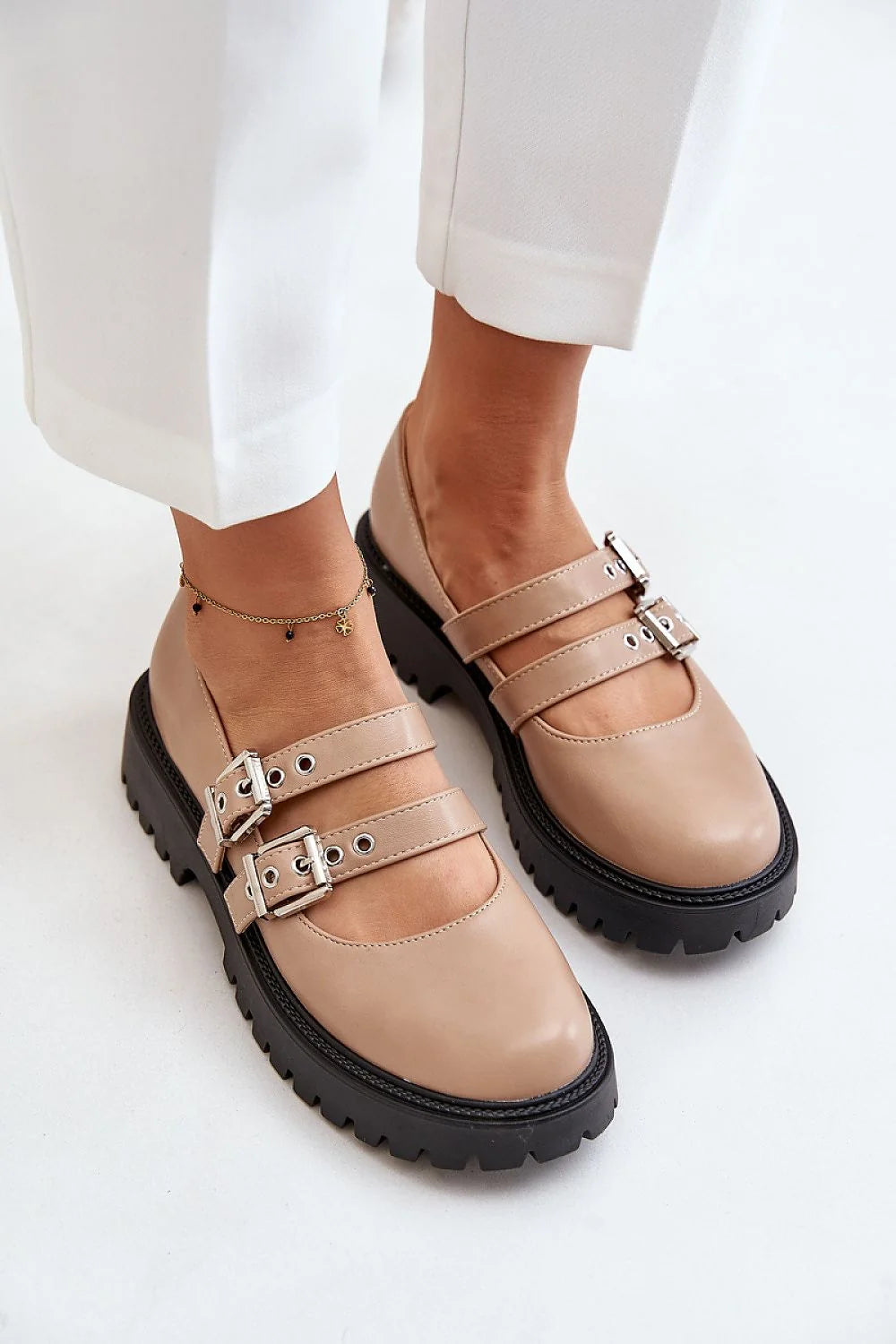 Chaussures basses Mary Jane style classique et moderne cuir artificiel beige boucles argentées confort occasion multiple femmes