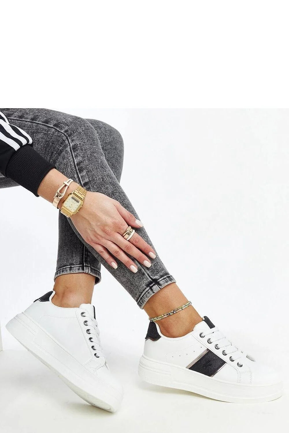 Baskets modernes basses femmes style minimaliste cuir synthétique blanc semelle caoutchouc amorti confort lacets métalliques tige basse