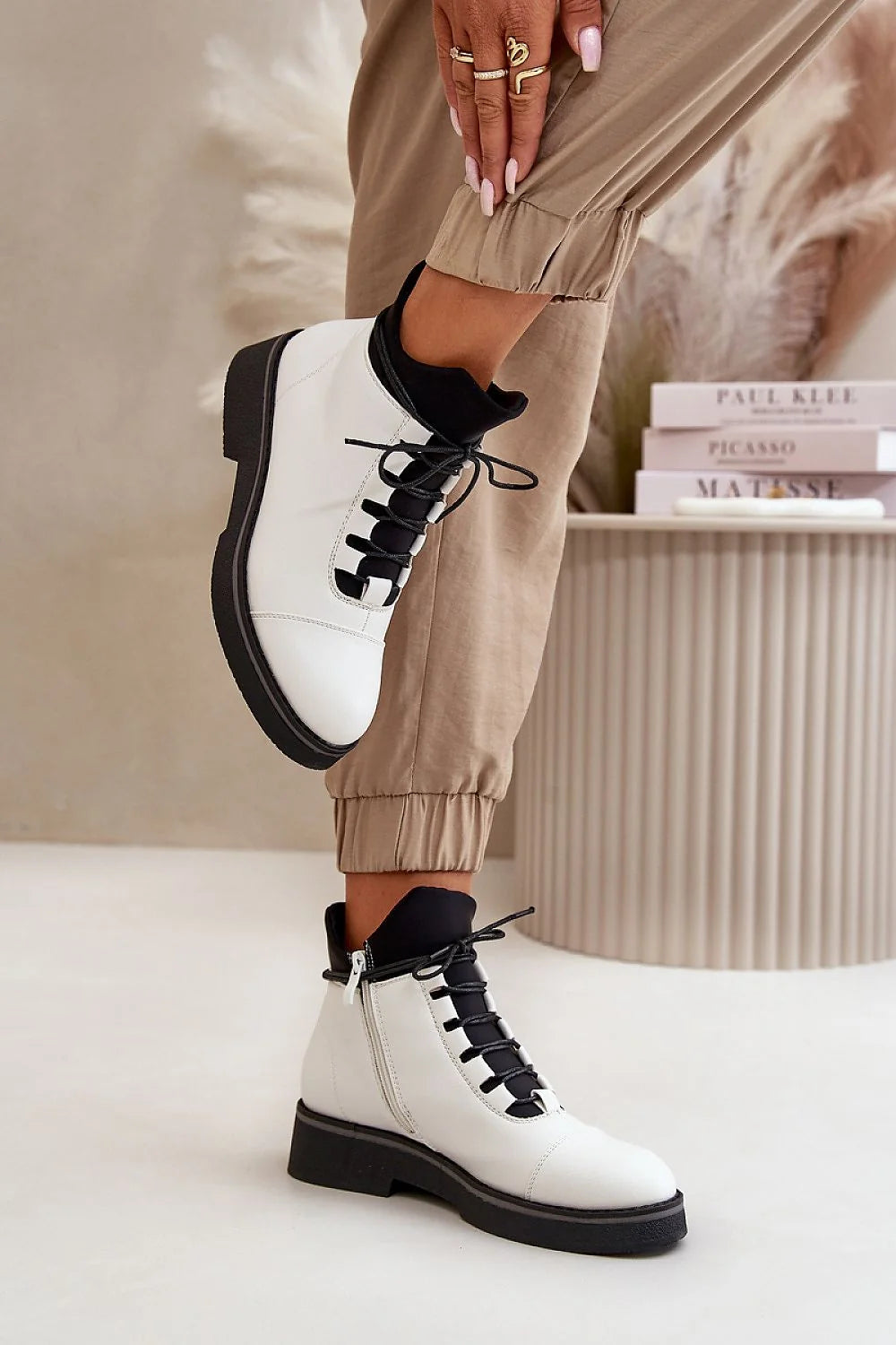 Bottes pour femmes modernes élégantes style montant cuir artificiel doublure chaude fermeture lacets et glissière semelle épaisse blanche noire