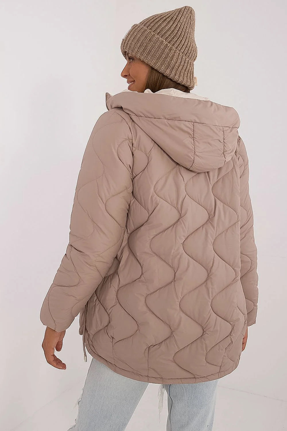 Veste pour femme matelassée en polyester douce isolation efficace couleur beige taupe capuche poches à glissière coupe ample automne hiver
