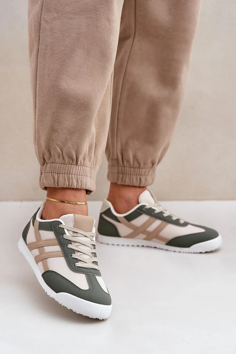 Baskets basses pour femmes style moderne couleur beige vert olive maille cuir écologique confort tous les jours mode détendu