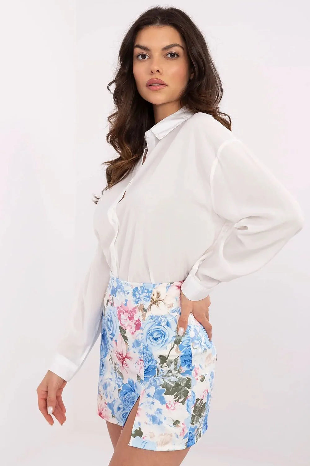 Tenue élégante pour femme chemisier blanc col boutonné jupe imprimée fleurs bleues roses vertes coupe ajustée style moderne confortable occasionnal