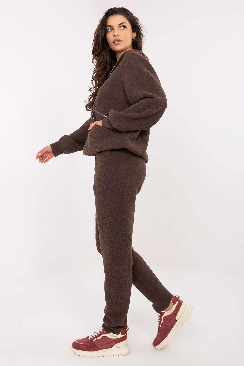 ensemble femme loungewear sweat capuche zippé poches veste courte pantalon taille haute ceinture nouée cheville resserrée doux bouclé marron angora