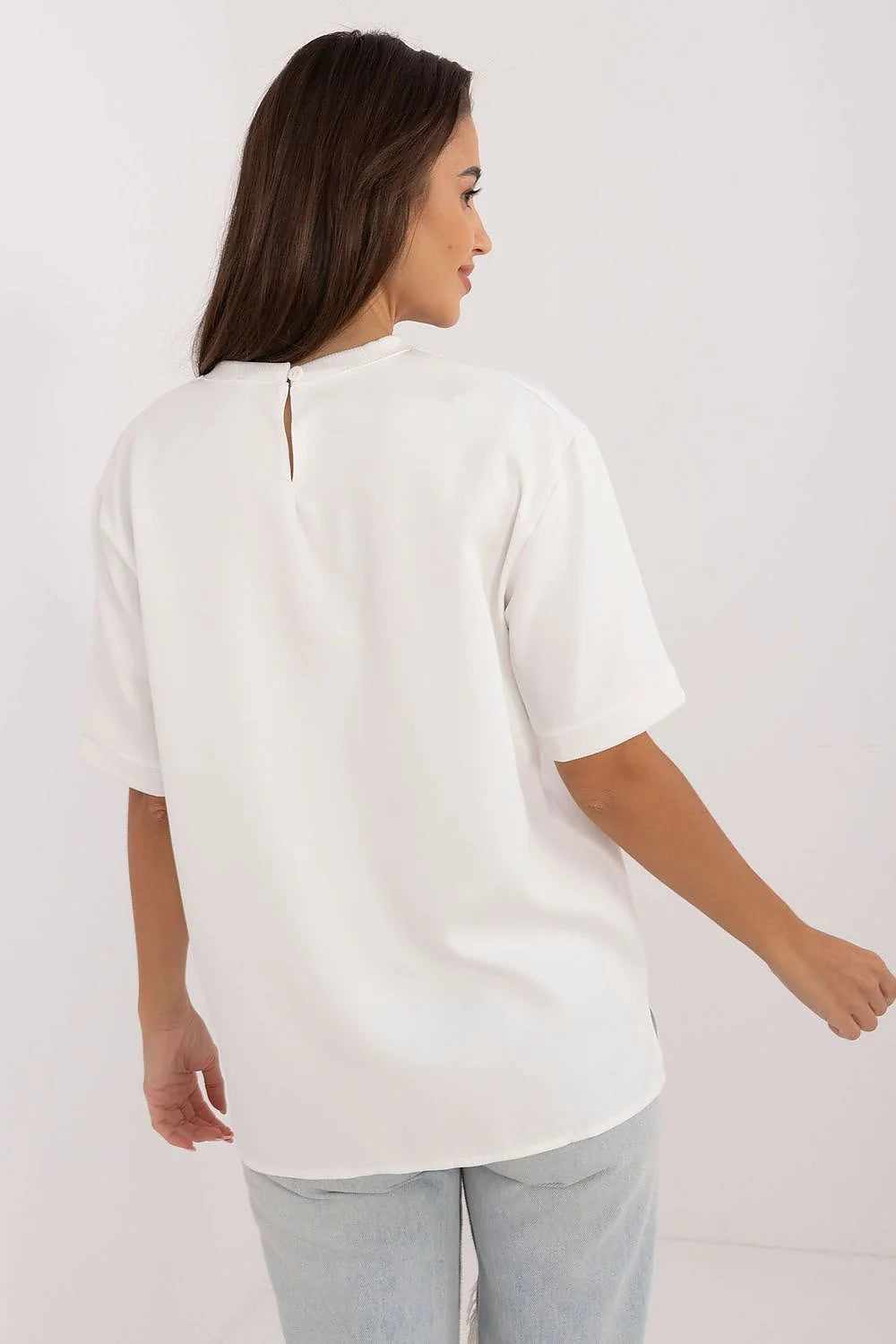 chemisier femme élégant manches courtes col rond oversize blanc appliqué organza noeud asymétrique bandes etiquette noires jersey fluide