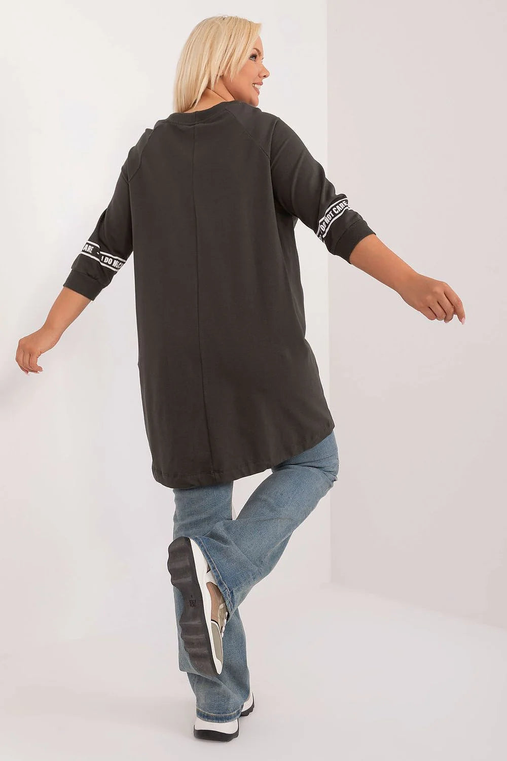 Sweatshirt femme loose fit capuche coton polyester motif géométrique bandes blanches I DO NOT CARE manches 3/4 finitions côtelées occasion décontractée style audacieux