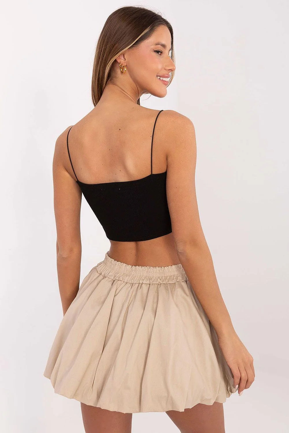 Haut court élégant à bretelles en coton côtelé noir Jupe courte ample beige clair tenue estivale femme