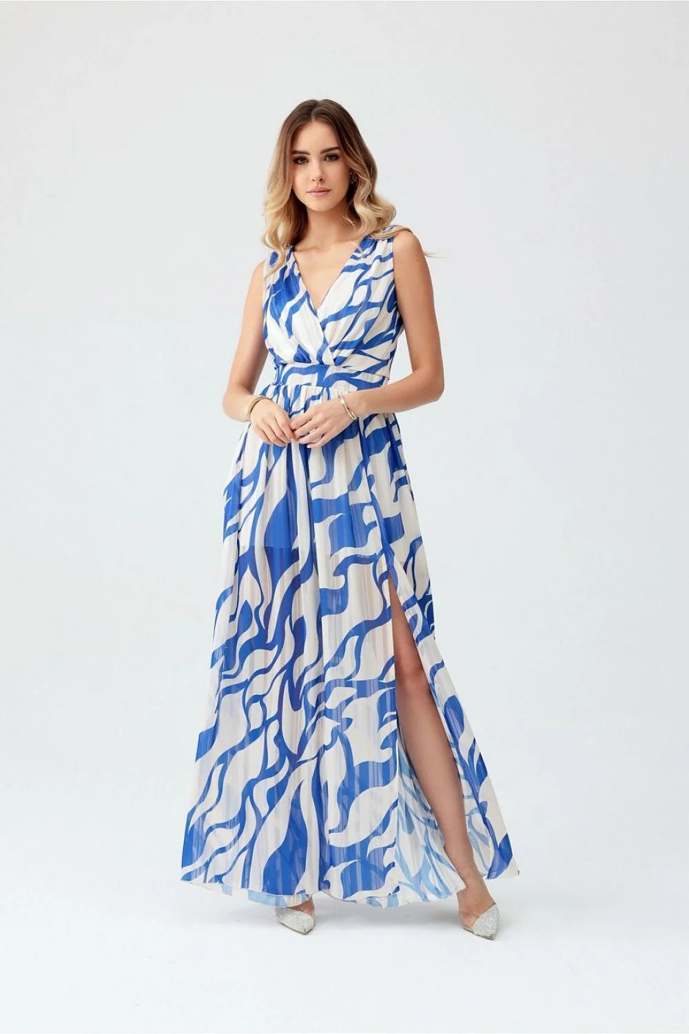Robe de jour Roco Fashion longue imprimé abstrait bleu et blanc épaules tombantes décolleté en V profond taille ajustable occasion estivale femme