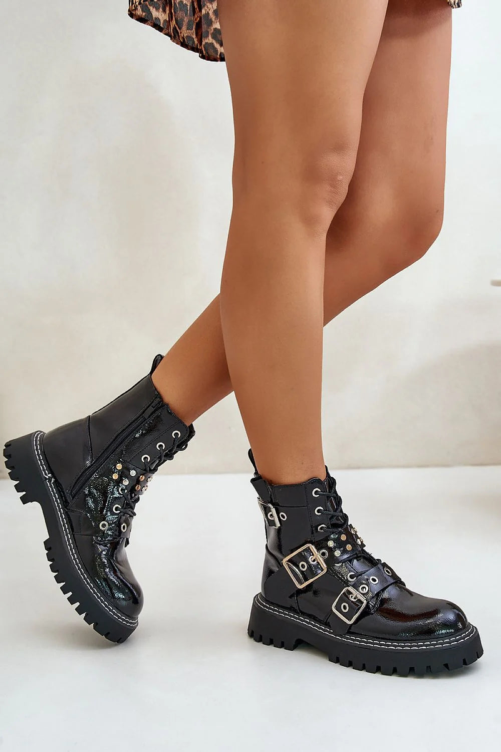 Bottines femmes style audacieux contemporain cuir verni noir sangles ajustables boucles métalliques argentées lacets métalliques doublure confortable semelle caoutchouc crantée tendance automne-hiver urbain-chic