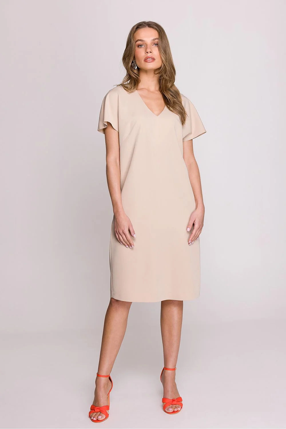 Robe de jour Stylove style minimaliste couleur beige manches courtes col V coupe droite sans motifs pour femme