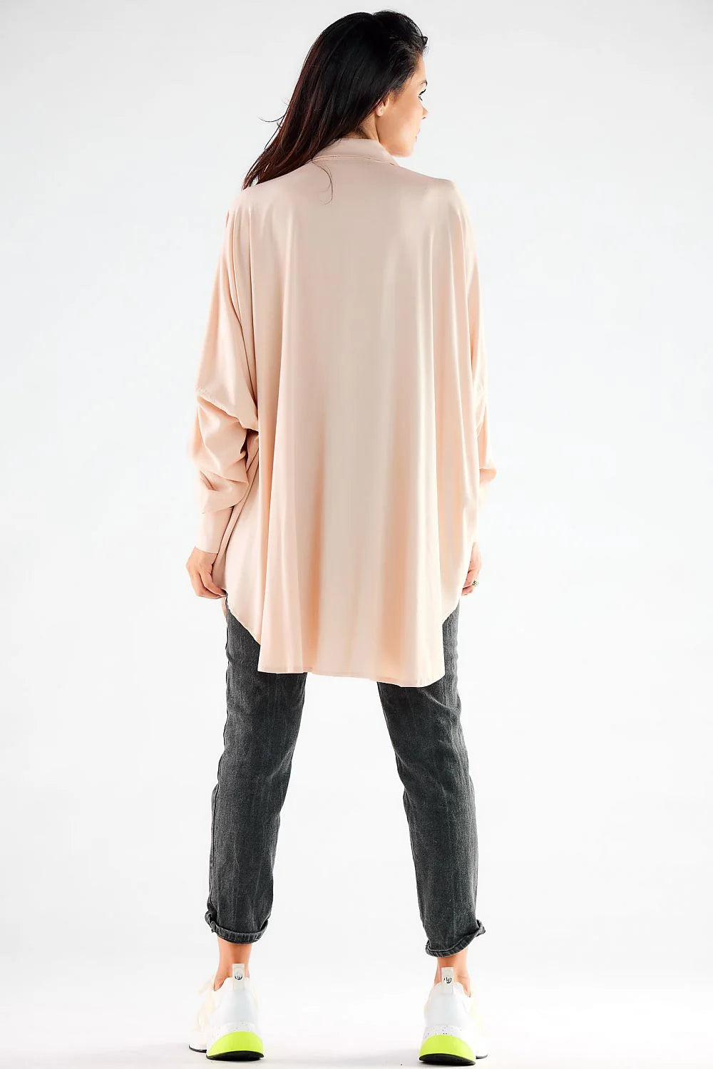 chemise femme oversize manches longues tissu fluide blanc pur coupe ample col structuré poignets larges dissimulés