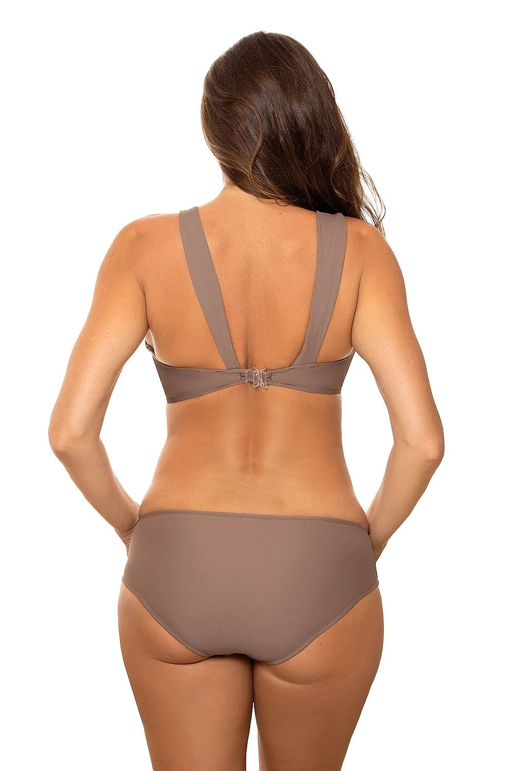 Bikini deux pièces noir lycra moderne élégant bonnets moulés bretelles larges détail métallique tendance plage