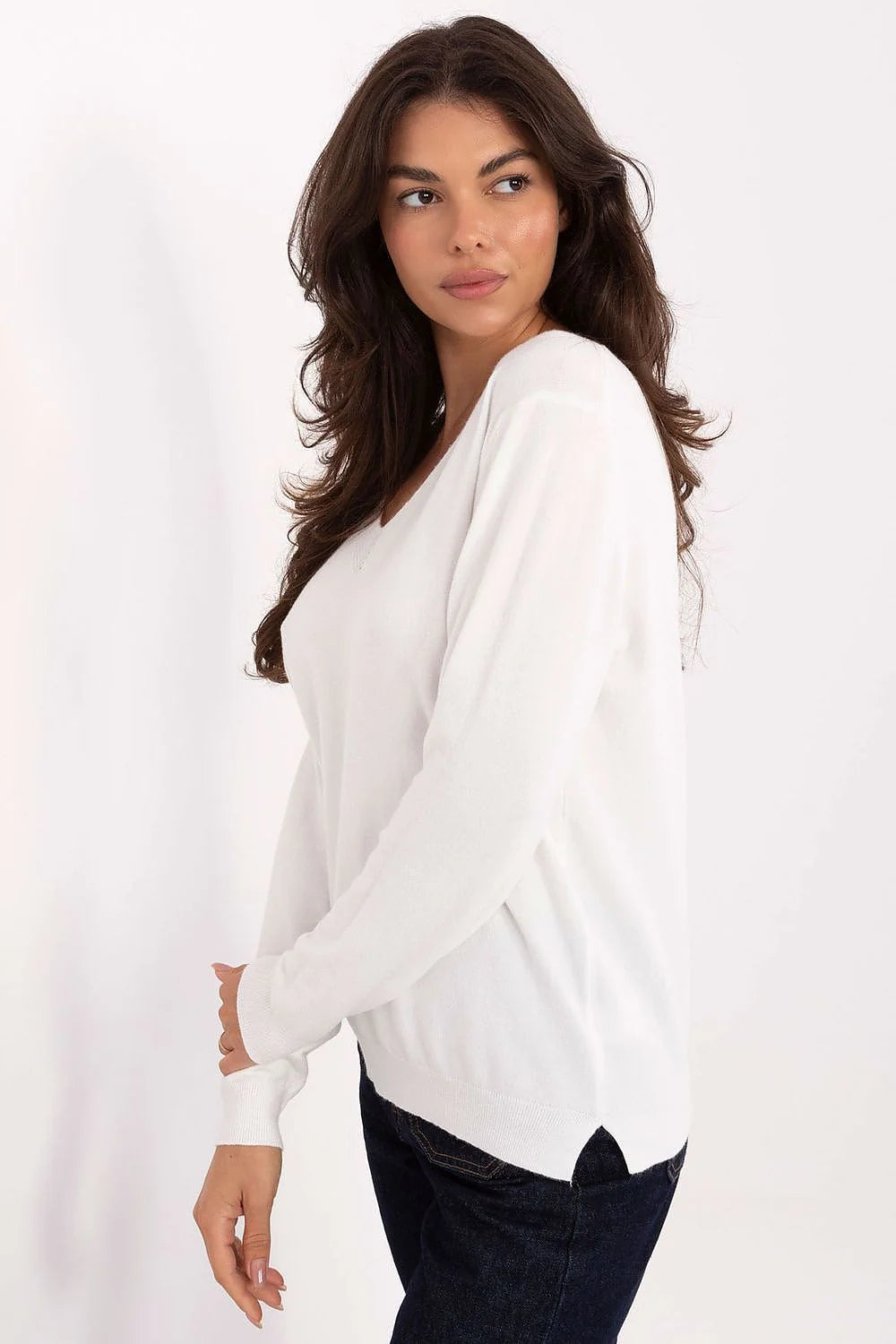 pull femme col V maille fine blanche manches longues coupe droite décontractée bordcotes ourlet superposable mélange viscose élasthanne