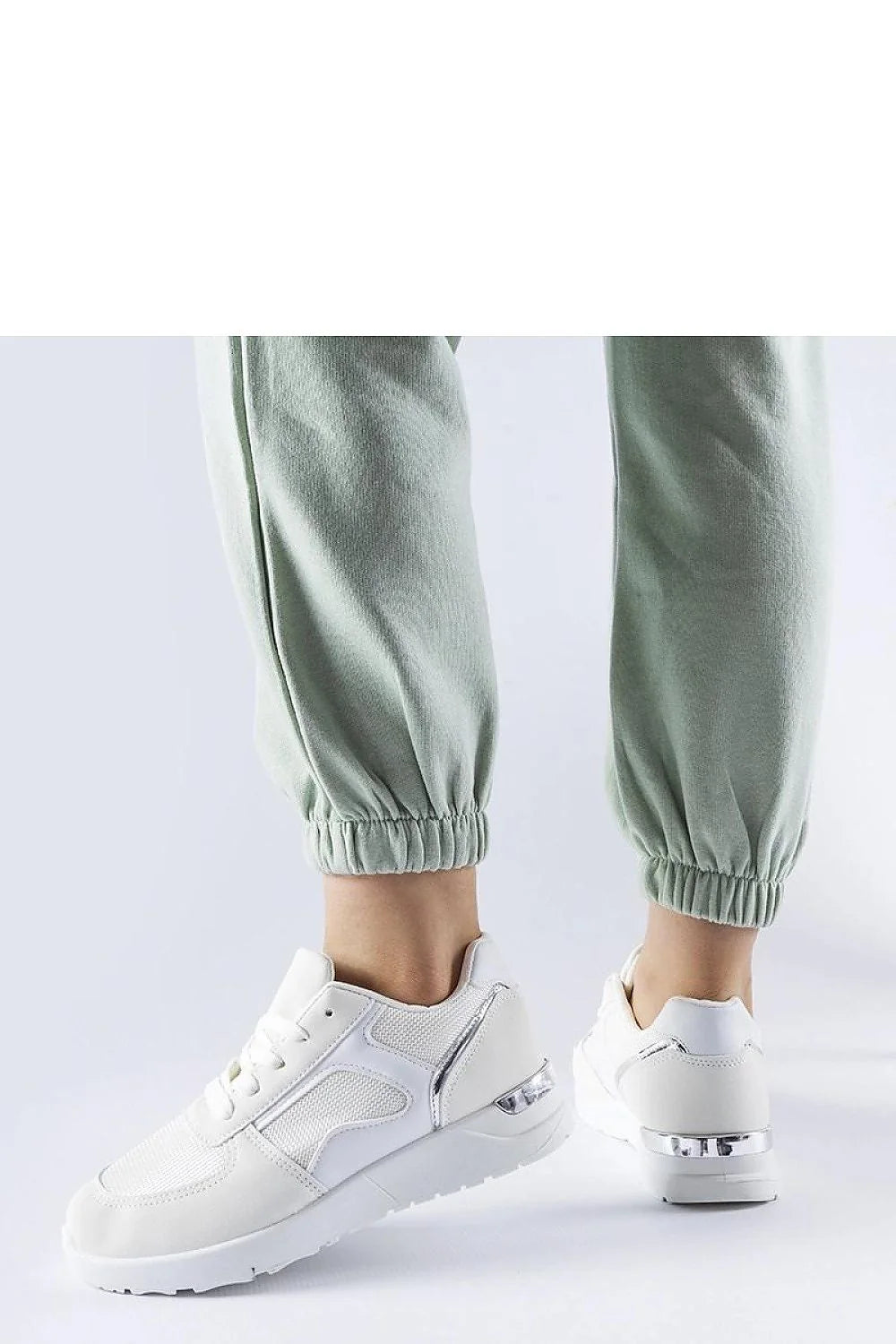 baskets femme blanches argentées minimalistes respirantes mesh similicuir bout rond lacets blancs semelle épaisse amortie adhérente sport chic polyvalente légère