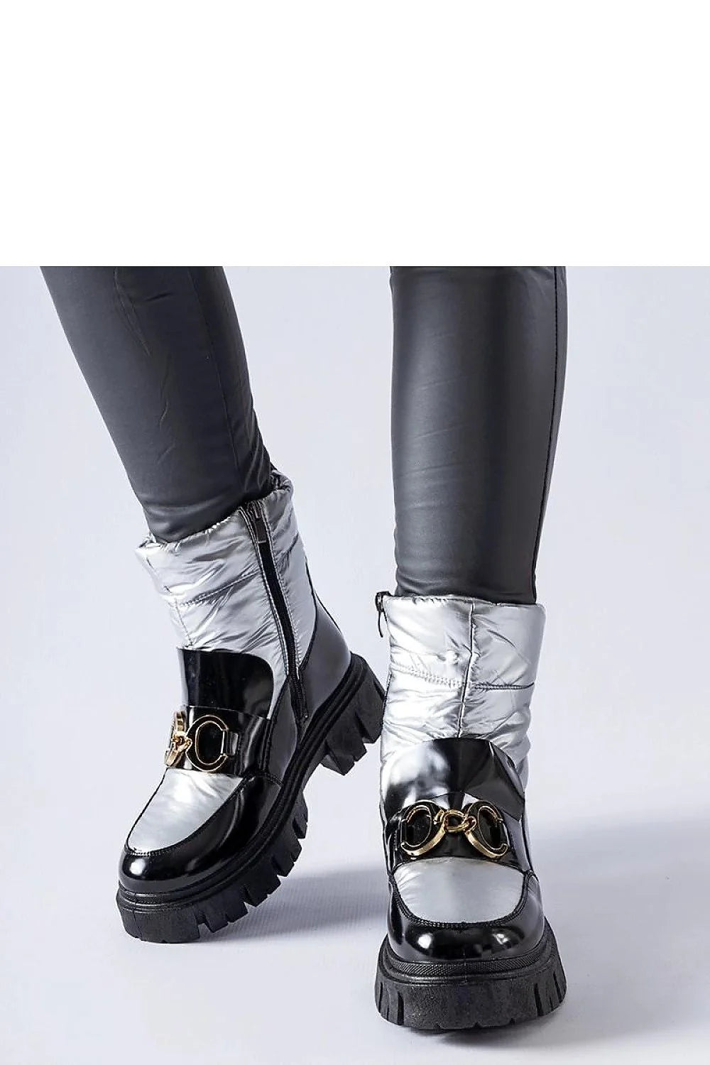 Bottes de neige Solea modernes audacieuses femmes cuir verni noir métallisé argenté boucle dorée semelle caoutchouc crantée fonctionnelles élégantes