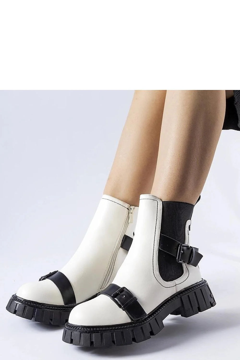 Bottes femmes design contemporain audacieux cuir blanc semelle massive noire fermeture éclair rond talon moyen