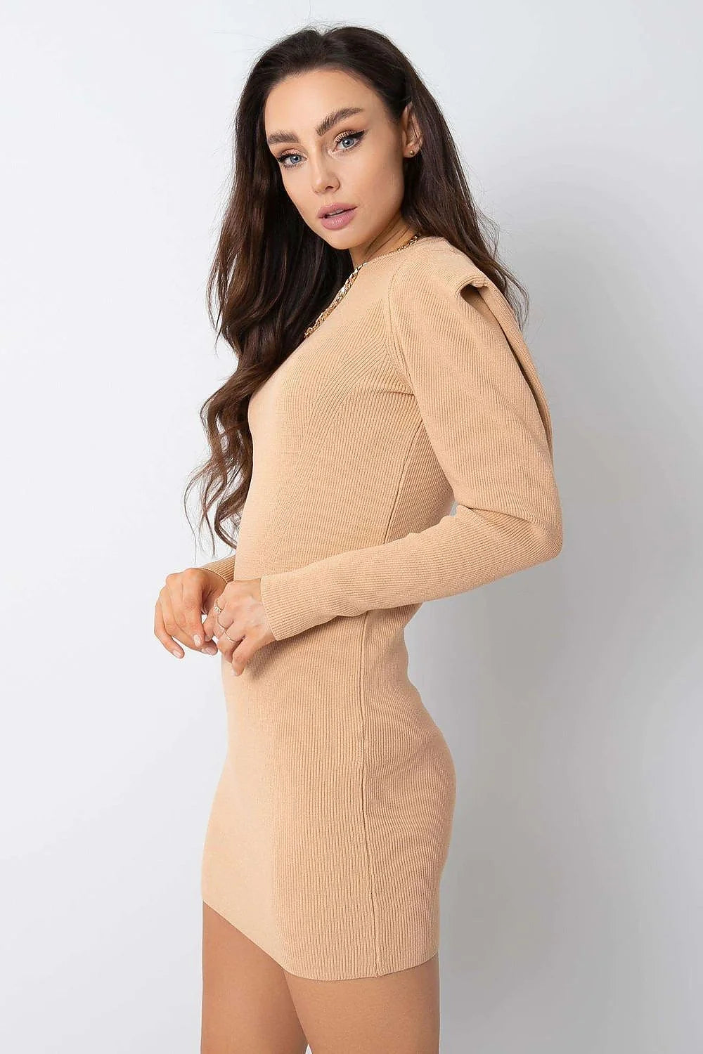 Robe de jour Rue Paris design moderne épaulettes structurées manches longues couleur beige taille ajustée femme élégante