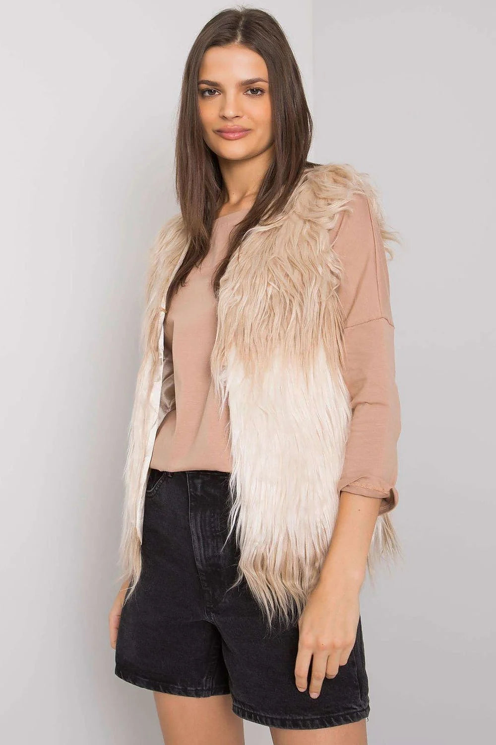 Gilet sans manches pour femmes en fausse fourrure longue, style moderne et élégant, coupe droite, couleur dégradé beige, polyester 100%, doublure intérieure, parfait pour l'automne, mode casual chic