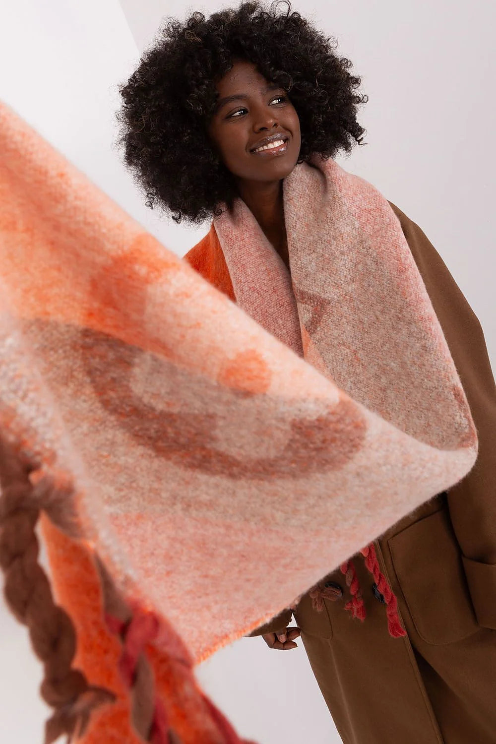 Écharpe pour femme longue à rayures décoratives et motifs intéressants châles automne-hiver polyester résistant pompons légèreté
