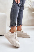 Chaussures de sport Step in style pour femmes, design moderne, style élégant, semelle plateforme, motif cœurs brodés, couleur beige clair, lacets ajustables, doublure isolée, détails dorés, mode tendance