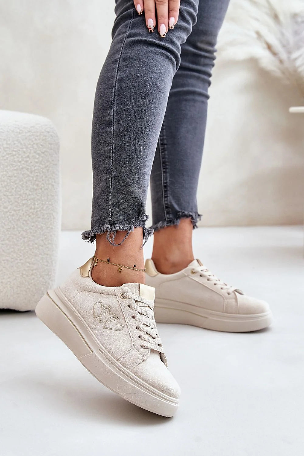 Chaussures de sport Step in style pour femmes, design moderne, style élégant, semelle plateforme, motif cœurs brodés, couleur beige clair, lacets ajustables, doublure isolée, détails dorés, mode tendance