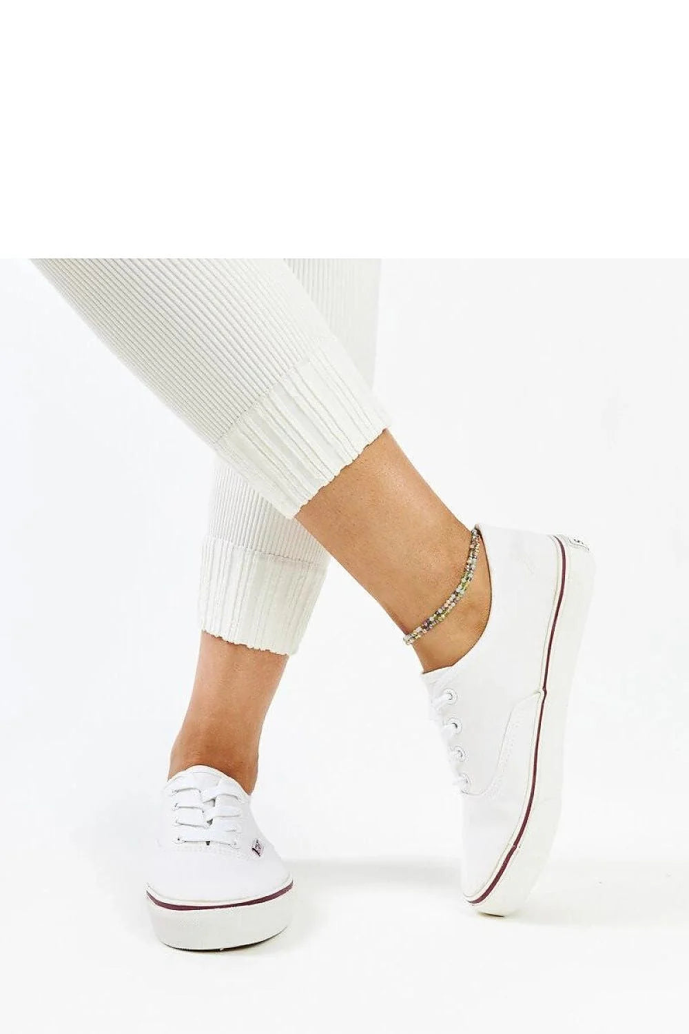 baskets classiques femmes blanches basses arrondies confortables lacets toile respirante semelle caoutchouc durable adhérence marron liseré bordeaux logo discret polyvalente