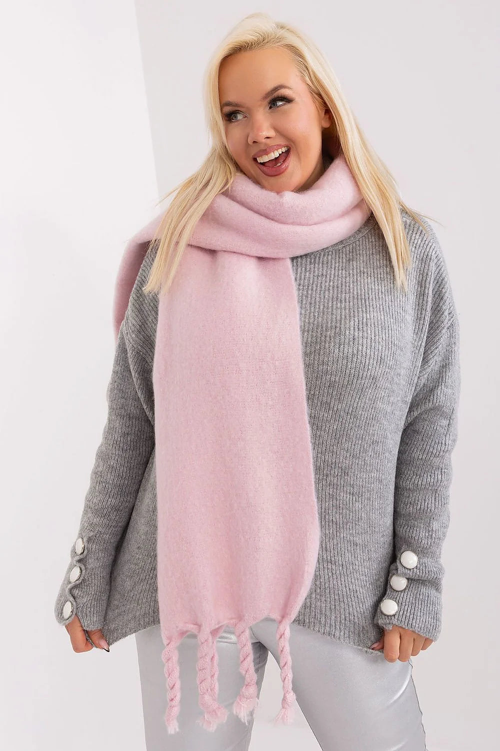 Écharpe longue en laine douce rose clair avec franges torsadées mode femme automne hiver