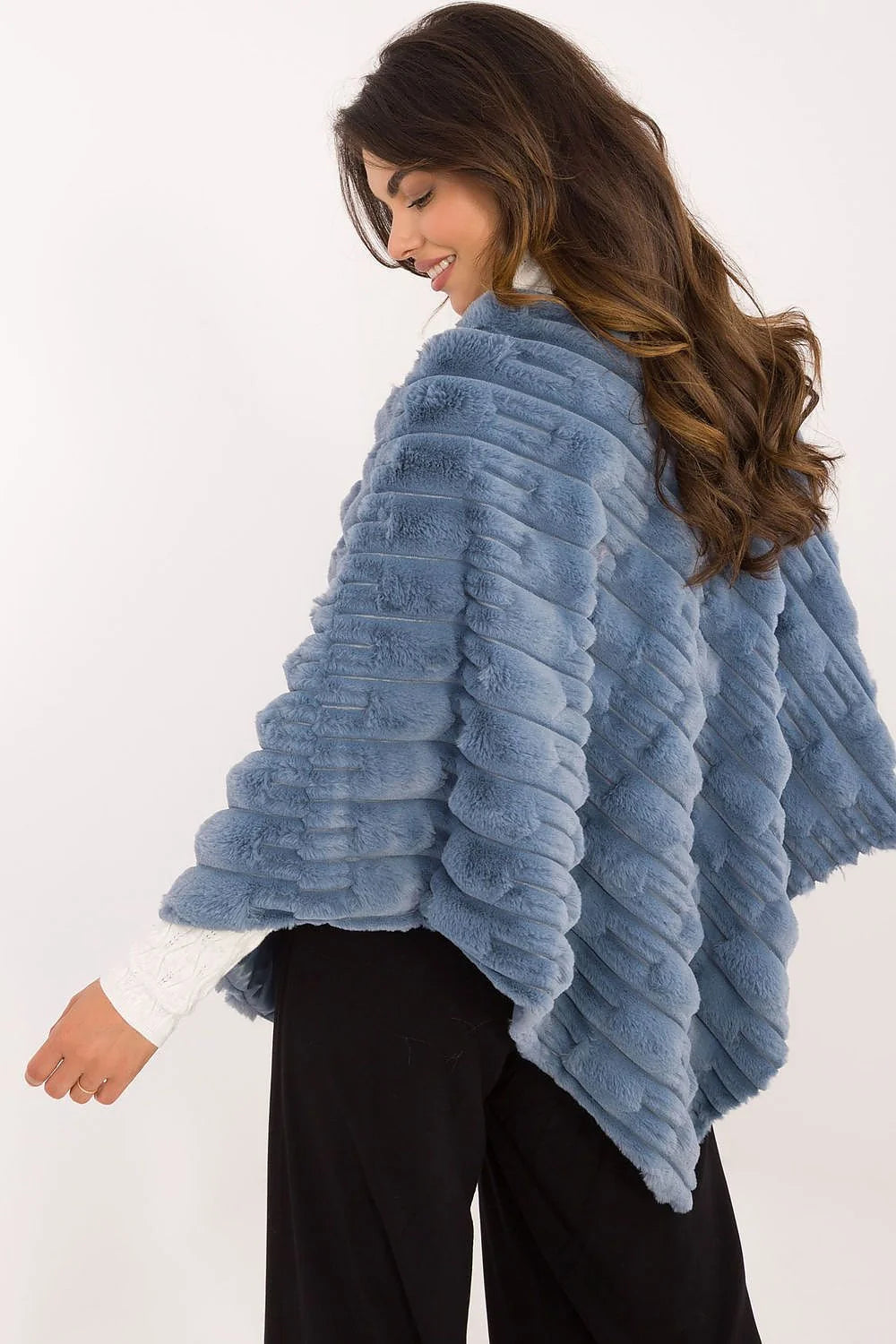Poncho en fausse fourrure bleu pastel asymétrique texture linéaire motifs diagonaux doublure satinée polyester femmes