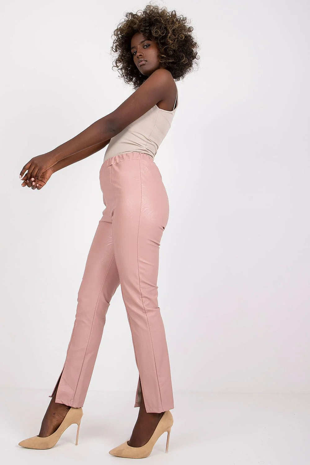 Pantalon femme style moderne cuir écologique taille haute slim fit rose poudré élastique fentes occasion semi-formelle