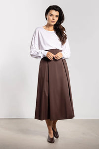jupe midi taille haute évasée chocolat plis marqués large ceinture nouée arrière tombé structuré tissu mat rigide polyvalente bureau chic