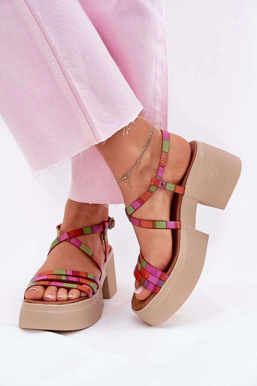 sandales plateforme talon bloc massif cuir naturel multicolore brides tissées entrecroisées boucle réglable semelle crantée beige confort estival bohème tendance