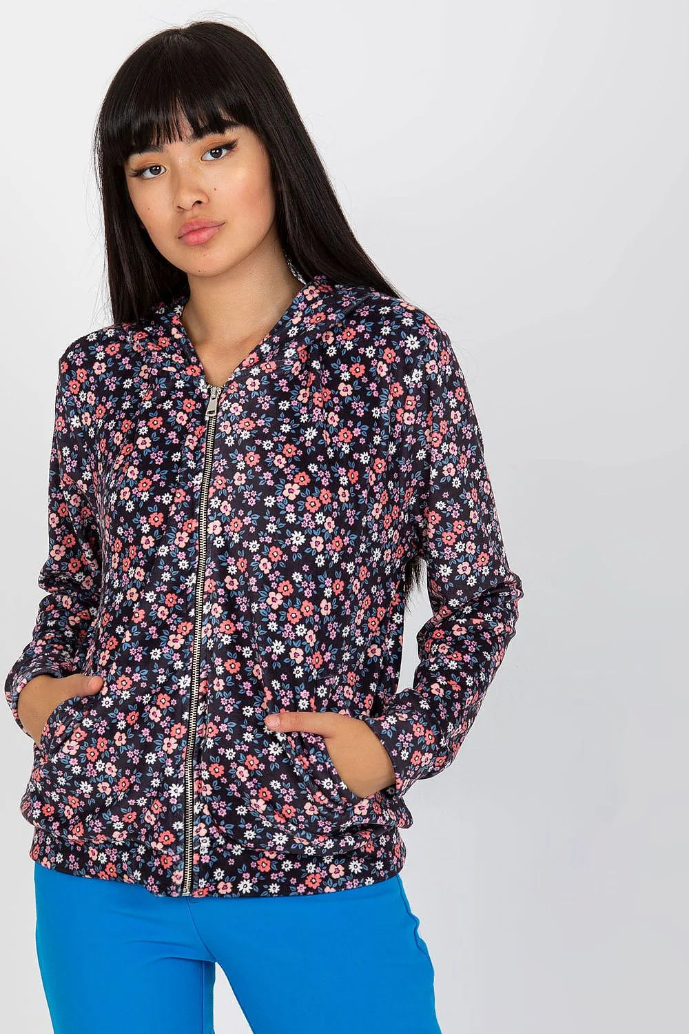 blouson floral femme zippé casual polyester bleu marine motifs floraux roses rouges blancs coupe droite hanches manches longues ajustées
